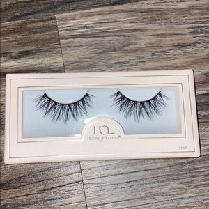 House of lashes! Cute classic lashes! Never used